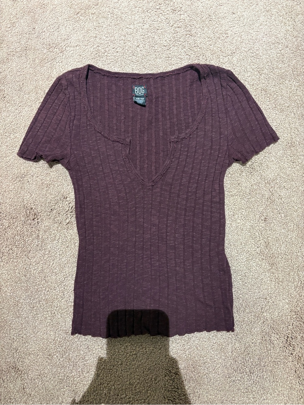 BDG dark burgundy Ribbed V-Neck Short Sleeve Top size xs